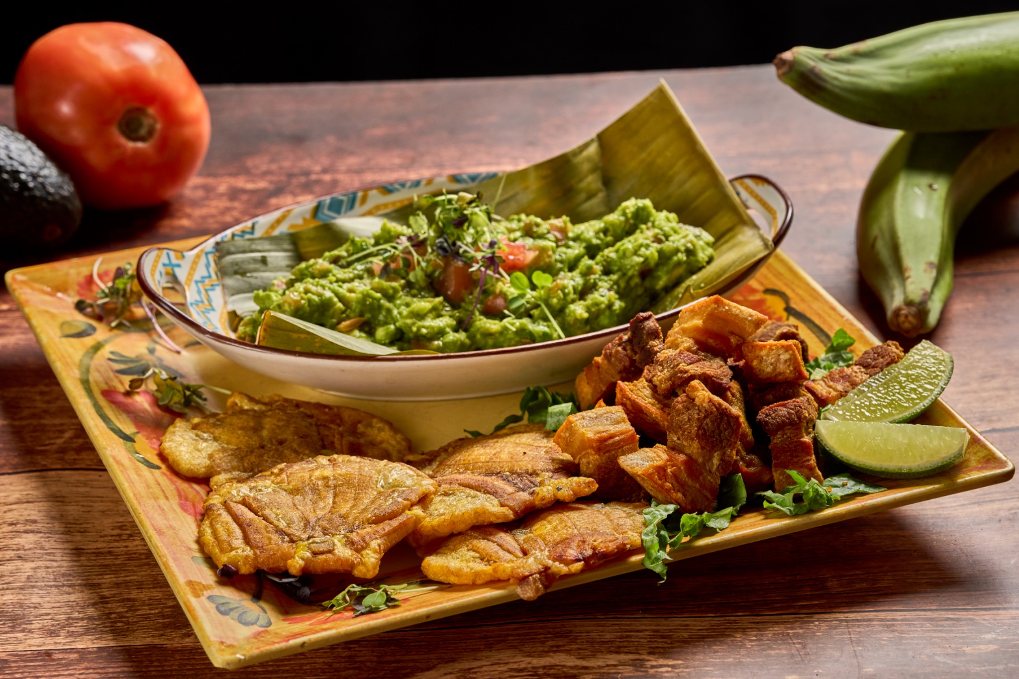 Guacamole con tostones y chicharrón